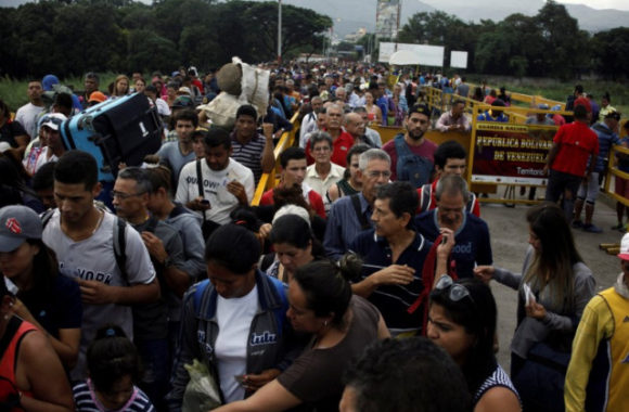 Personas cruzando rumbo a Colombia en el puente Simón Bolívar, fronterizo con Venezuela